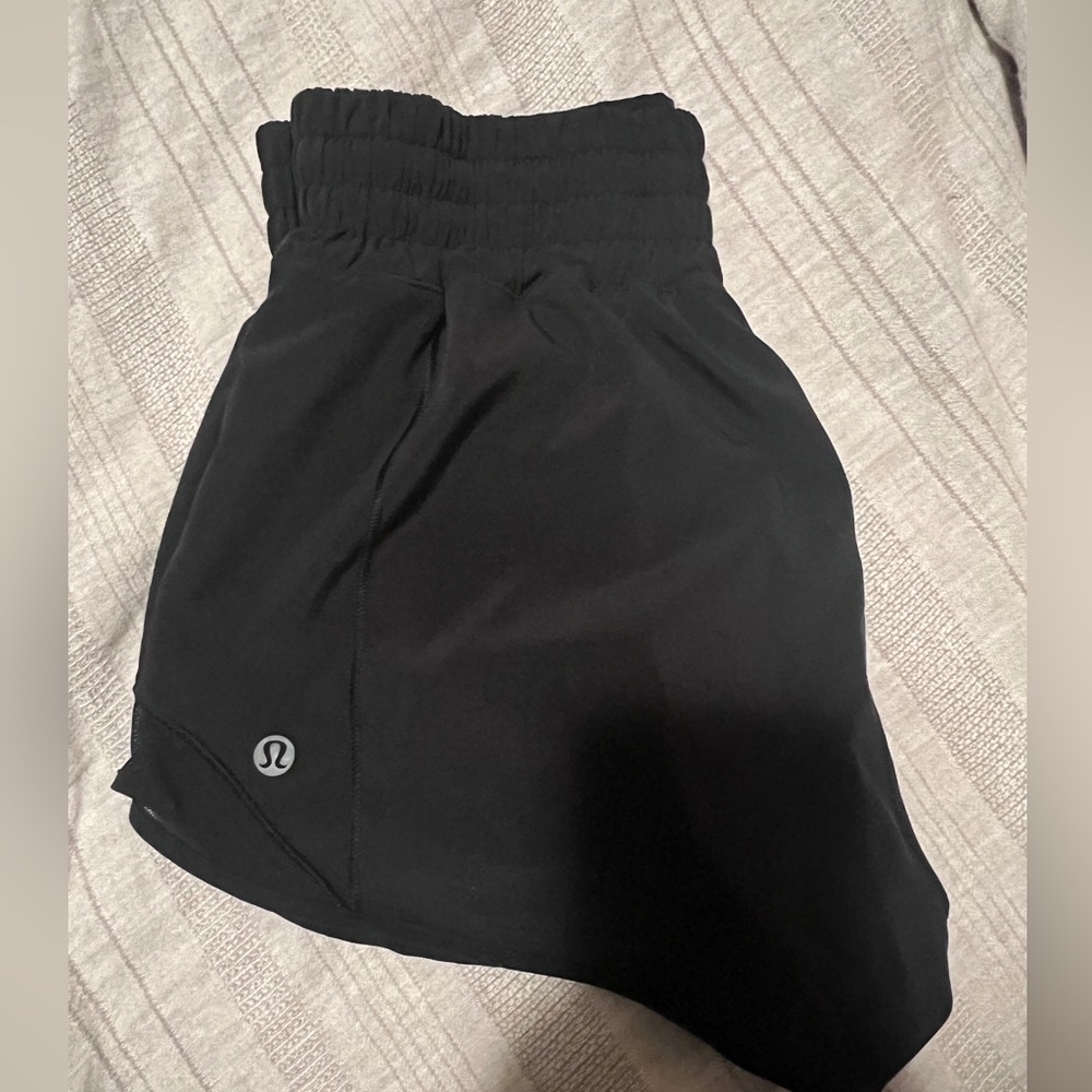 Black Lululemon Hotty hot HR shorts 2.5”